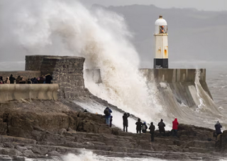 Tempête Isha : des vents jusqu’à 140 km/h en France et 180 km/h au Royaume-Uni, quatre personnes tuées 
