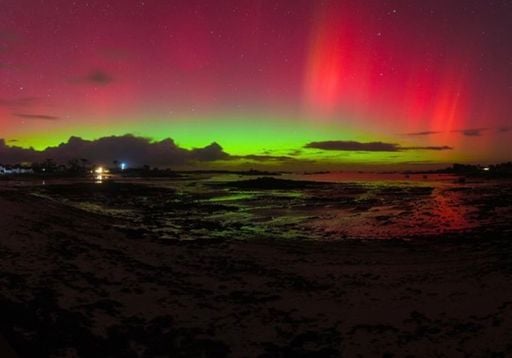 Temp&ecirc;te solaire intense : d&eacute;couvrez les images incroyables des aurores bor&eacute;ales observ&eacute;es en France !