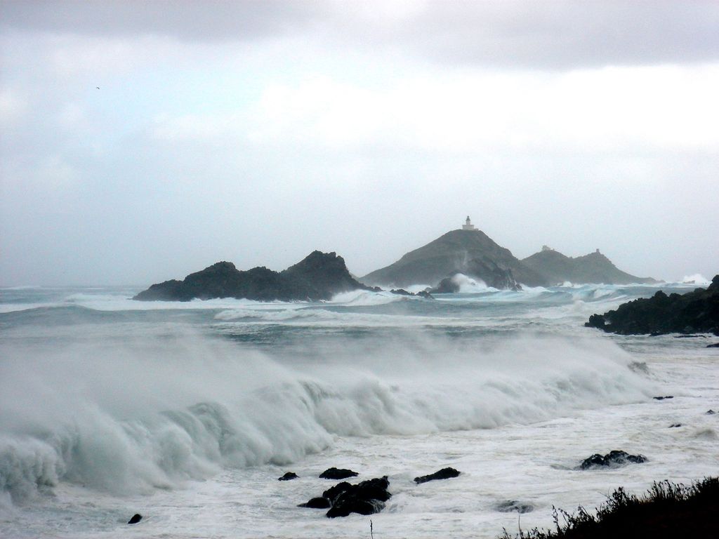 Mer agitée, fortes vagues, violentes rafales de vent : la journée de mercredi s'annonce agitée !