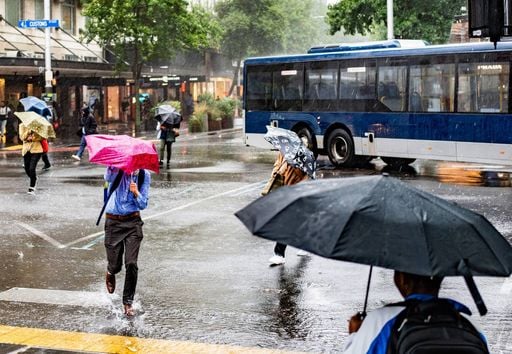 Tempo chuvoso, frio e rajadas de vento trazem condi&ccedil;&atilde;o at&iacute;pica para SP; confira