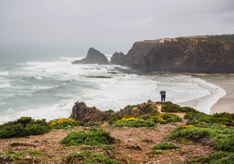 Mar nevoeiro e casal à chuva Mar nevoeiro e casal à chuva