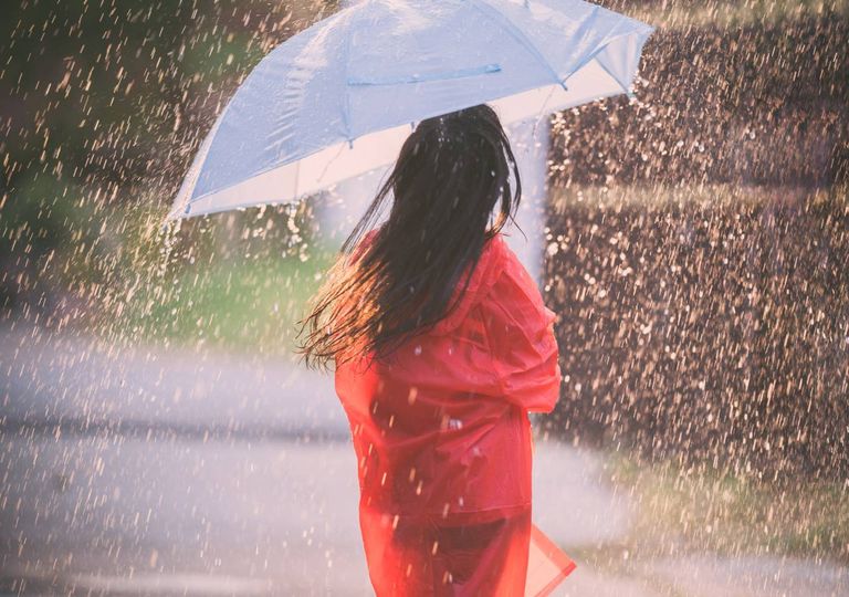 chuva; rapariga à chuva; chuva; rapariga à chuva;