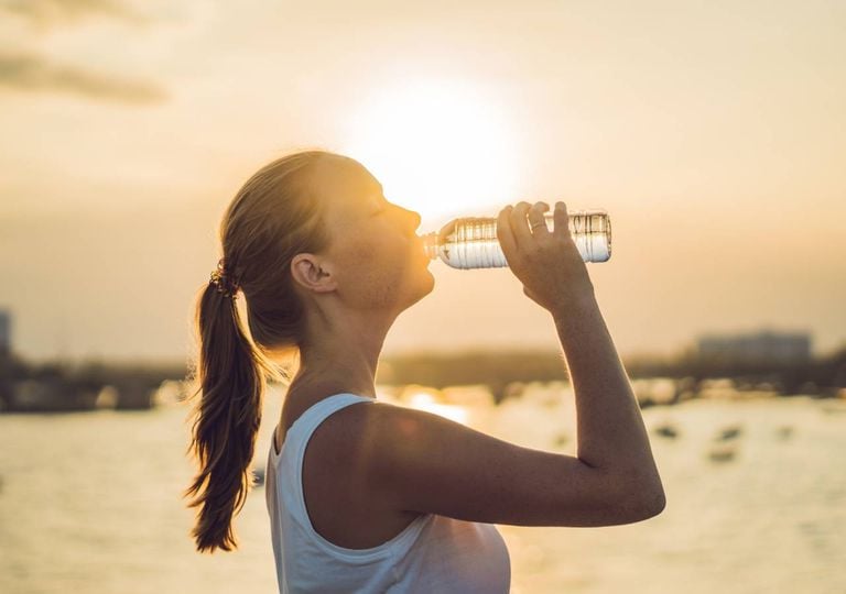 mulher bebe água sol calor praia tempo mulher bebe água sol calor praia tempo