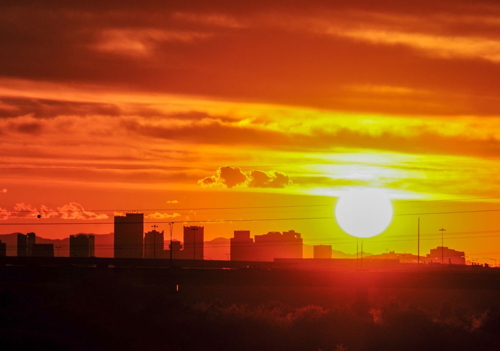 Fotografia de cidade sob efeitos de onda de calor extrema. Neste final de semana, o calor retorna com força para o centro-sul do país, atingindo RS, SC, PR, MS e SP com temperaturas extremas que podem até mesmo ultrapassar os 40°C.