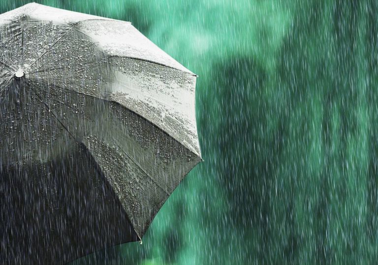 Guarda-chuva visto detrás e chuviscos Guarda-chuva visto detrás e chuviscos