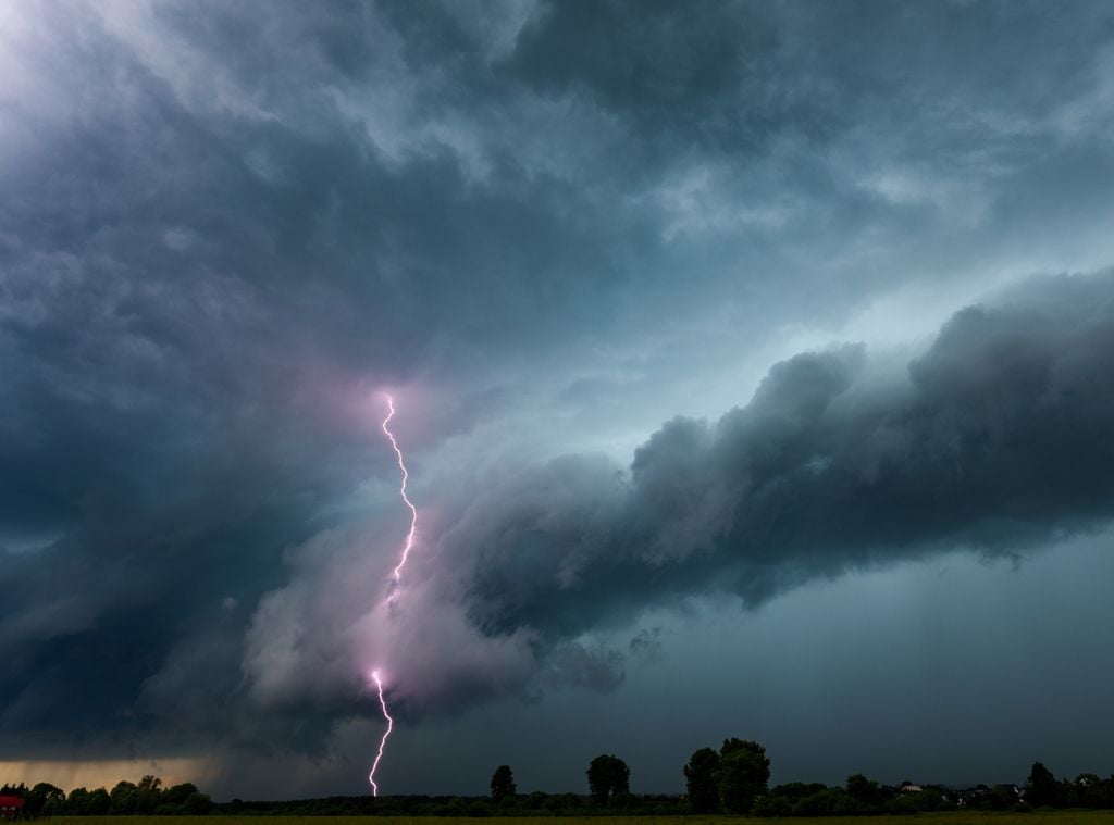 tempestades severas Formação e avanço de frente fria muda o tempo no Sul do Brasil nas próximas horas, com alerta de tempestades severas no três estados da região.
