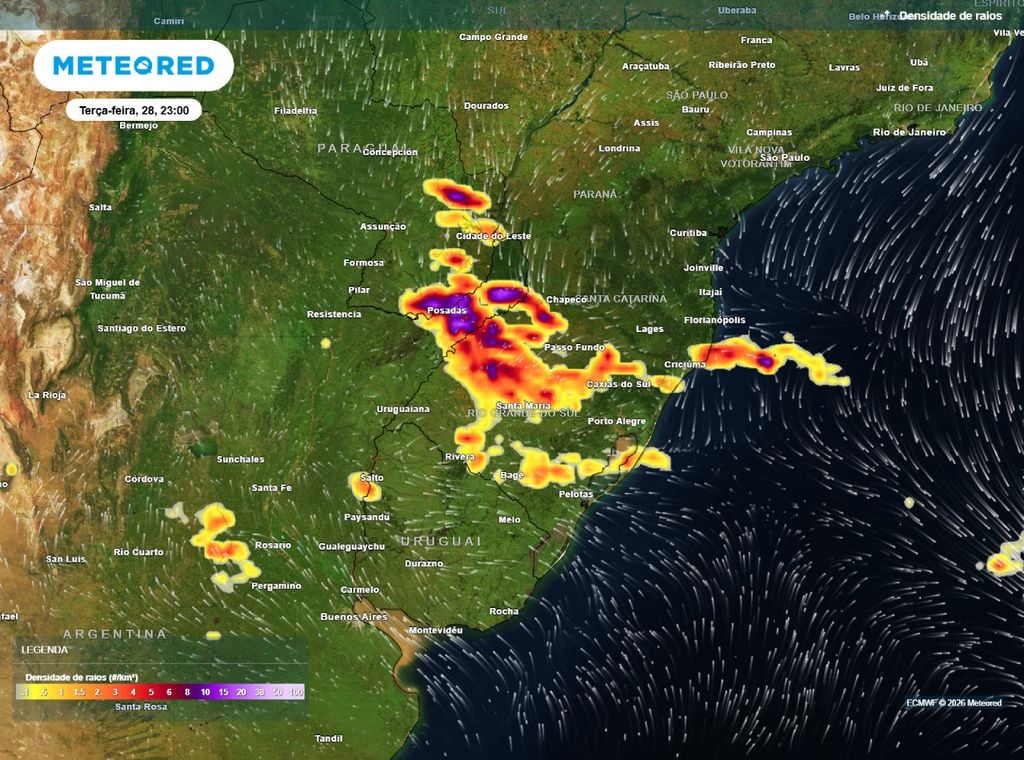 Mapa de densidade de raios mostra áreas propícias a tempestades na noite de terça-feira (28).