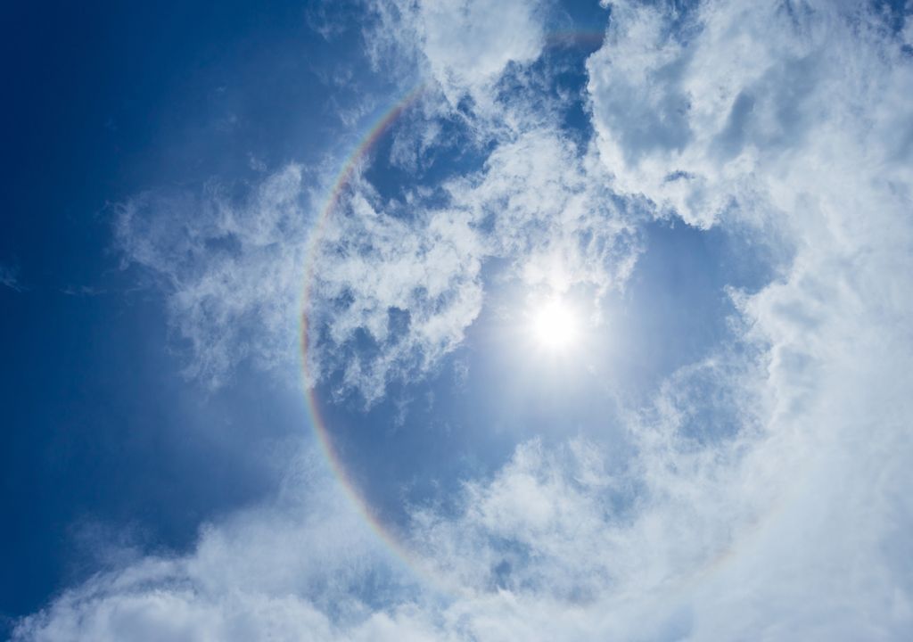 céu parcialmente nublado