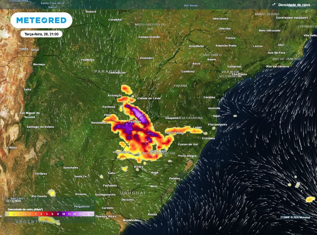 Mapa de densidade de raios mostra áreas propícias a tempo severo na noite desta terça (28).