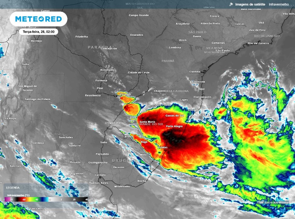 As imagens de satélite mostra a presença de nuvens carregadas sobre boa parte do estado gaúcho na madrugada desta terça-feira (28).