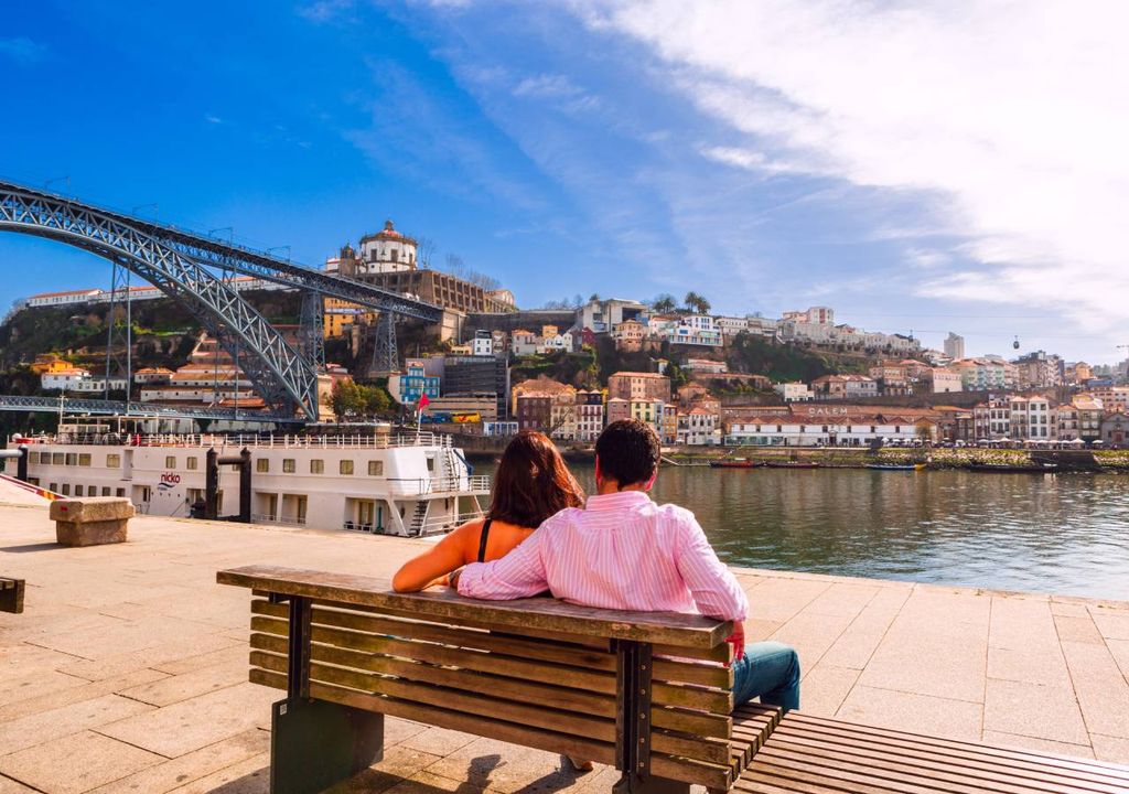 Casal ao sol na Ribeira no Porto
