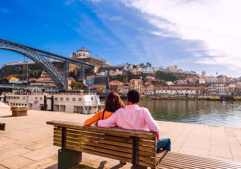 Casal ao sol na Ribeira no Porto Casal ao sol na Ribeira no Porto