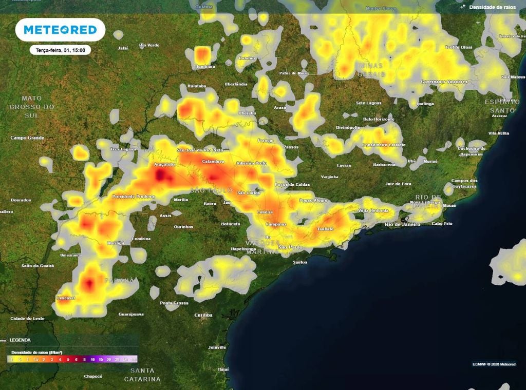 Previsão da densidade de raios para terça-feira (31) à tarde (15h) , segundo o modelo europeu ECMWF.