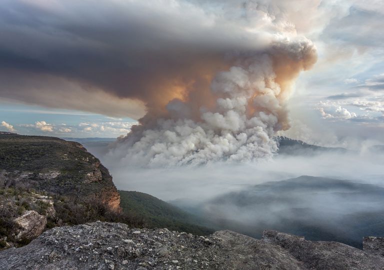 Nube de humo sobre incendio Nube de humo sobre incendio
