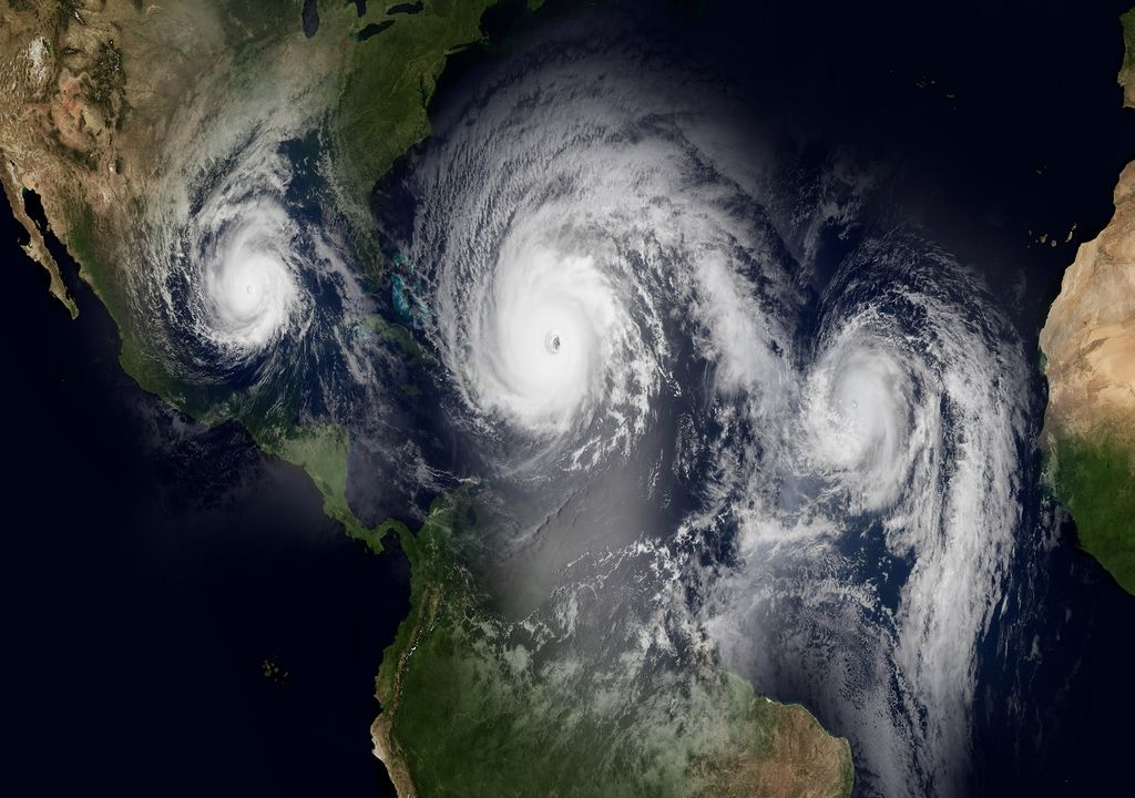 Tres huracanes sobre el Océano Atlántico