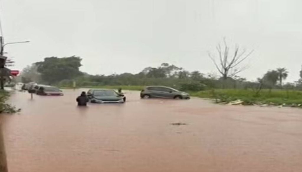 Motorista precisou empurrar veículo em alagamento. Foto: Arquivo pessoal. Motorista precisou empurrar veículo em alagamento. Foto: Arquivo pessoal.