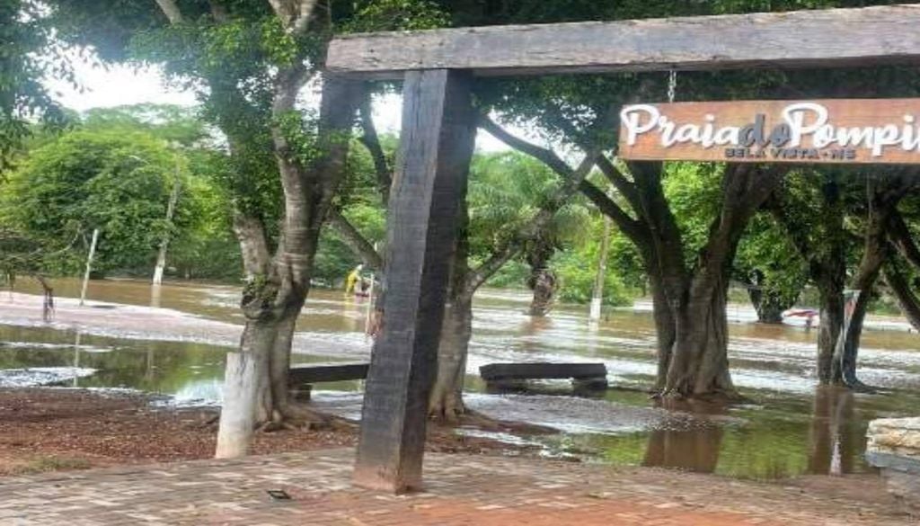 Praia do Pompilho, em Bela Vista, tomada pela cheia do Rio Apa. Foto: Reprodução/Campo Grande News Praia do Pompilho, em Bela Vista, tomada pela cheia do Rio Apa. Foto: Reprodução/Campo Grande News