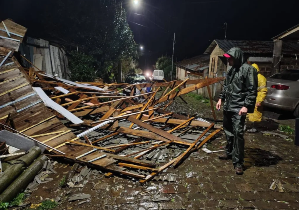 Famílias ficaram desalojadas e bairros foram isolados no Rio Grande do Sul.