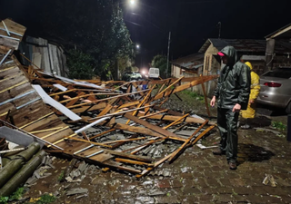 Tempo severo no RS: ventos de até 98 km/h, 25 mil raios e famílias desalojadas; veja imagens