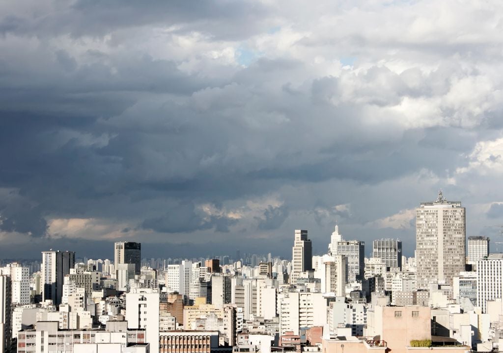 Impacto das fortes tempestades no estado de São Paulo resulta em vias alagadas, muros caídos e infraestrutura totalmente destruída. Foto: Adobe Stock