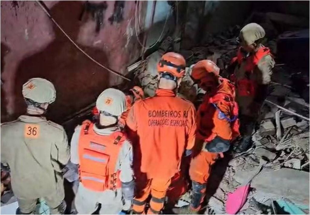Bombeiros atuando no resgate dos feridos. Crédito: Corpo de Bombeiros do RJ.
