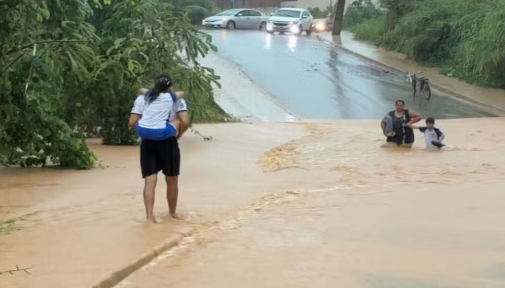 Moradores do Acre enfrentam transtornos com ruas alagadas e casas invadidas por fortes tempestades. Foto: Reprodução/Rede Amazônica Acre