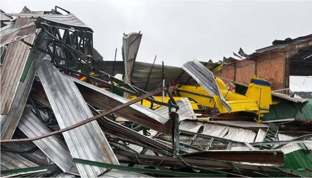 Hangar de aeroclube ficou totalmente destruído em Toledo, no oeste paranaense, devido aos fortes ventos. Crédito: Prefeitura de Toledo.