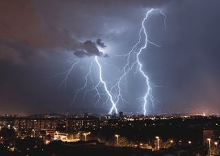 Temporais severos e chuvas de 200 mm continuam trazendo risco ao Centro-Sul; confira as áreas em risco