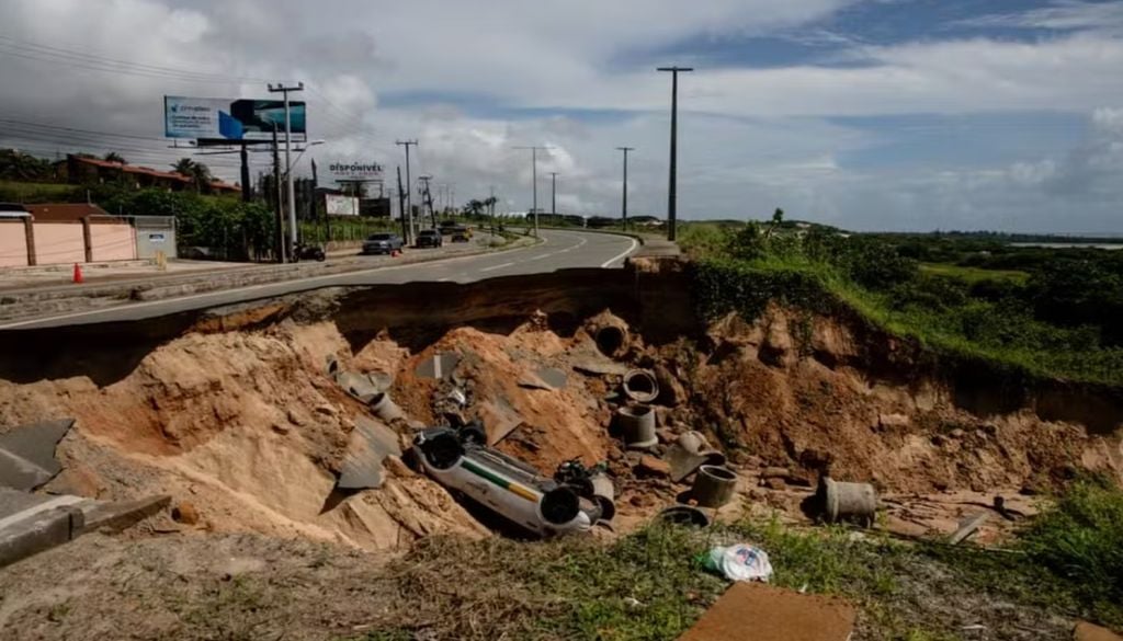 Equipes governamentais trabalham de forma incessante para prestar assistência aos feridos no desabamento rodoviário da Grande Fortaleza. Foto: Thiago Gadelha/ SVM