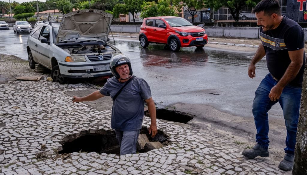Águas da chuva danificaram pavimento em Fortaleza e deixaram veículos presos. Foto: Reprodução/ Aurélio Alves