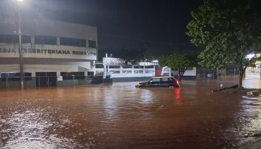 Temporais no Paran&aacute; causam alagamentos e rompem adutora na capital; veja imagens