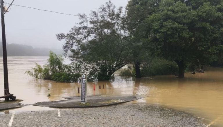 Temporais no Sul provocam cheia de rio e deixam centenas de desalojados; veja imagens