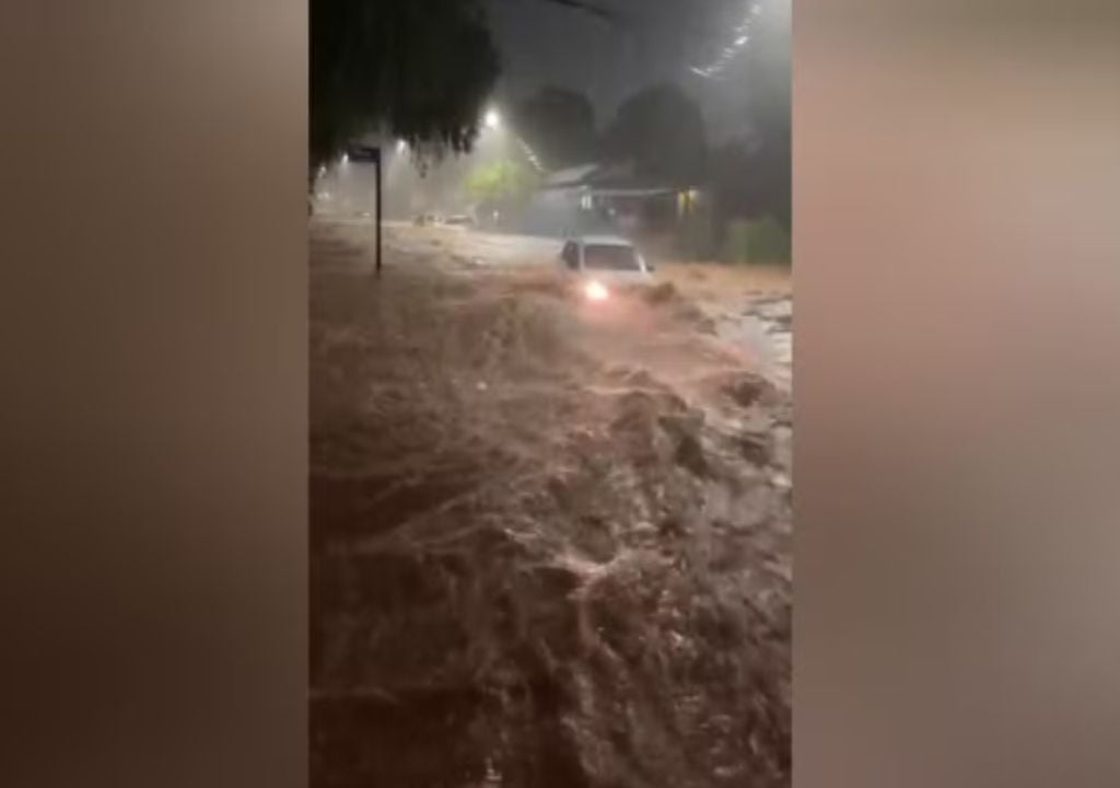 Enxurrada em Santarém arrastou veículo e mobilizou equipes da Defesa Civil para desobstrução de ruas. Foto: Reprodução/ Redes Sociais