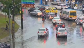 Temporal atinge o RJ com mais de dois mil raios e bols&otilde;es de &aacute;gua; veja imagens