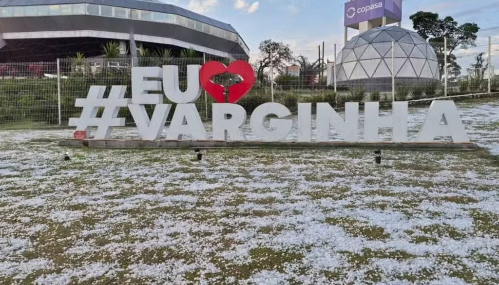 A passagem de temporais com granizo deixa bairros sem luz e aciona alarmes de transbordamento em cidades de Minas Gerais. Foto: Reprodução/ Redes Sociais A passagem de temporais com granizo deixa bairros sem luz e aciona alarmes de transbordamento em cidades de Minas Gerais. Foto: Reprodução/ Redes Sociais
