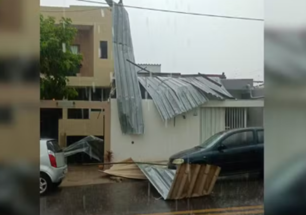 Chuva rápida e intensa causou prejuízos em Votorantim (SP).