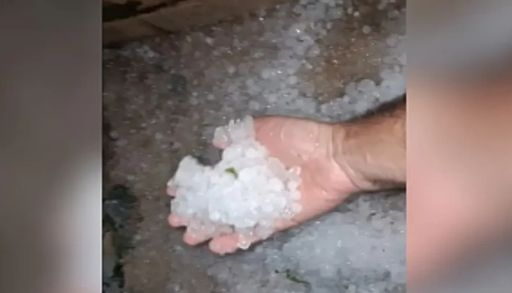 Temporal com granizo em Goi&acirc;nia alaga ruas e arrasta moto de entregador; veja imagens