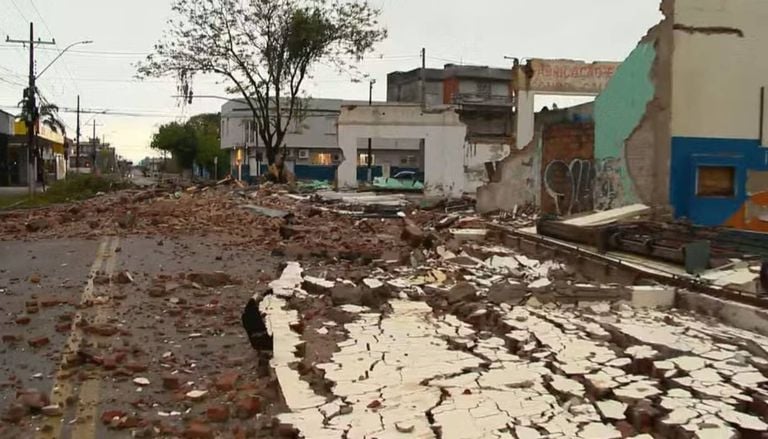 Temporal com ventos de mais de 100 km/h causa desabamentos no RS; veja imagens