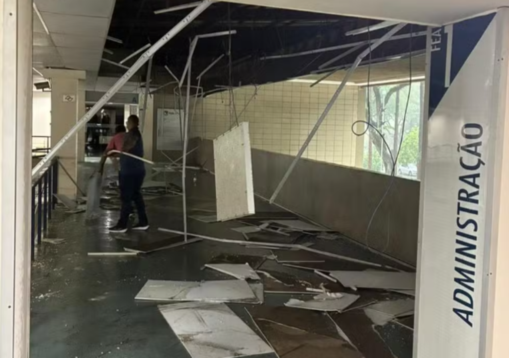 Teto da USP desabou em SP com forte temporal. Teto da USP desabou em SP com forte temporal.