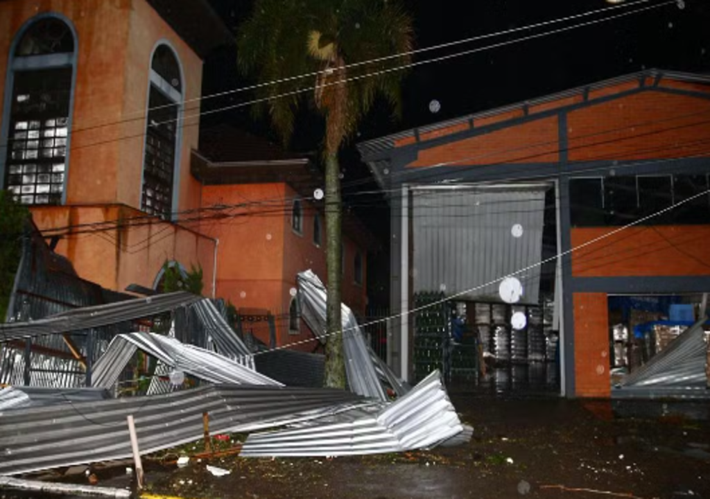 Desabamentos e estragos após forte temporal em Flores da Cunha, no RS. Desabamentos e estragos após forte temporal em Flores da Cunha, no RS.