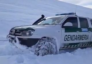 Temporal de nieve: asisten con vuelos a un pueblo aislado de Chubut