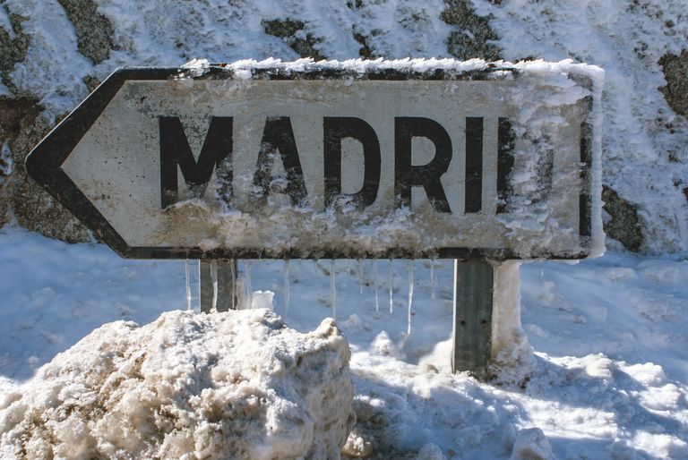Cartel de tráfico con la dirección hacia Madrid