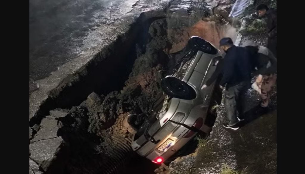 Cratera engoliu carro em Ribeirão Pires, na Grande São Paulo, na noite da última terça-feira (23). — Foto: Reprodução/Redes Sociais Cratera engoliu carro em Ribeirão Pires, na Grande São Paulo, na noite da última terça-feira (23). — Foto: Reprodução/Redes Sociais