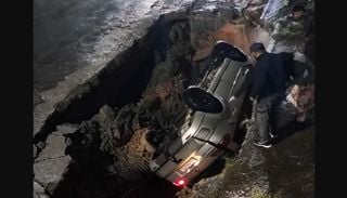 Temporal em SP registra mortes, desabamentos e carro engolido por cratera; veja imagens