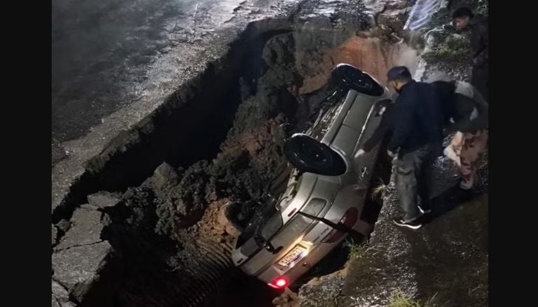 Temporal em SP registra mortes, desabamentos e carro engolido por cratera; veja imagens