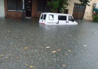 Temporal y graves inundaciones en Buenos Aires: más de 100 mm en 3 horas. Hay un muerto y sigue la alerta naranja