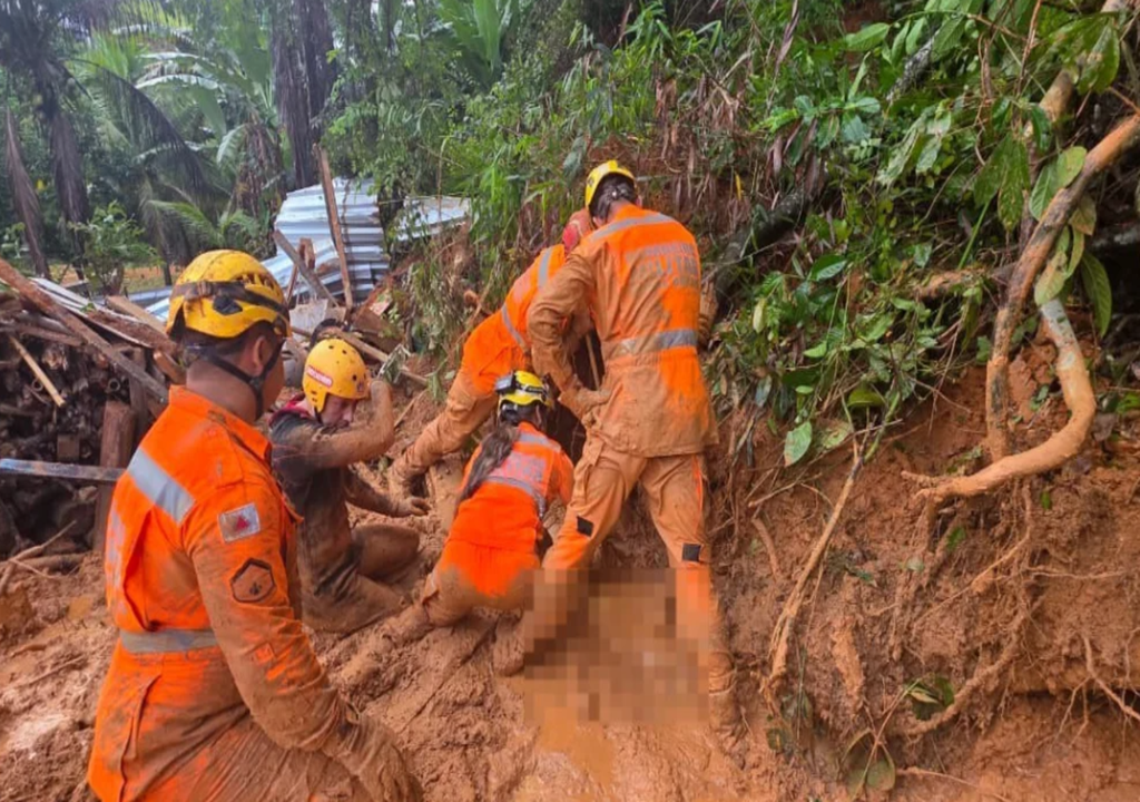 Bombeiros trabalharam por horas em escavações após deslizamentos em Minas. Foto: Corpo de Bombeiros/ Reprodução