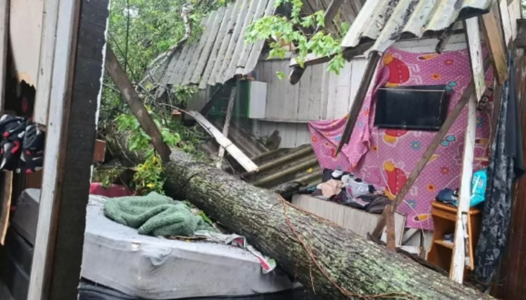 O temporal que atingiu a capital gaúcha na manhã desta sexta-feira causou uma tragédia na Vila Barranco, na Zona Norte. Foto: Reprodução/ Redes Sociais O temporal que atingiu a capital gaúcha na manhã desta sexta-feira causou uma tragédia na Vila Barranco, na Zona Norte. Foto: Reprodução/ Redes Sociais