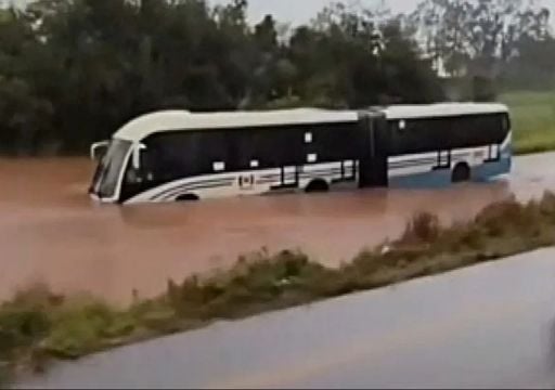 Temporal no interior de Goi&aacute;s alaga rodovia e deixa dez passageiros presos em &ocirc;nibus