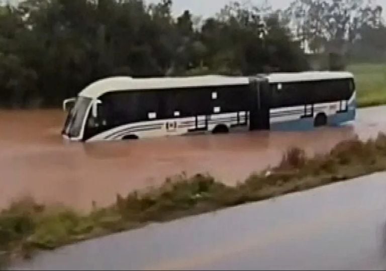 Temporal no interior de Goi&aacute;s alaga rodovia e deixa dez passageiros presos em &ocirc;nibus